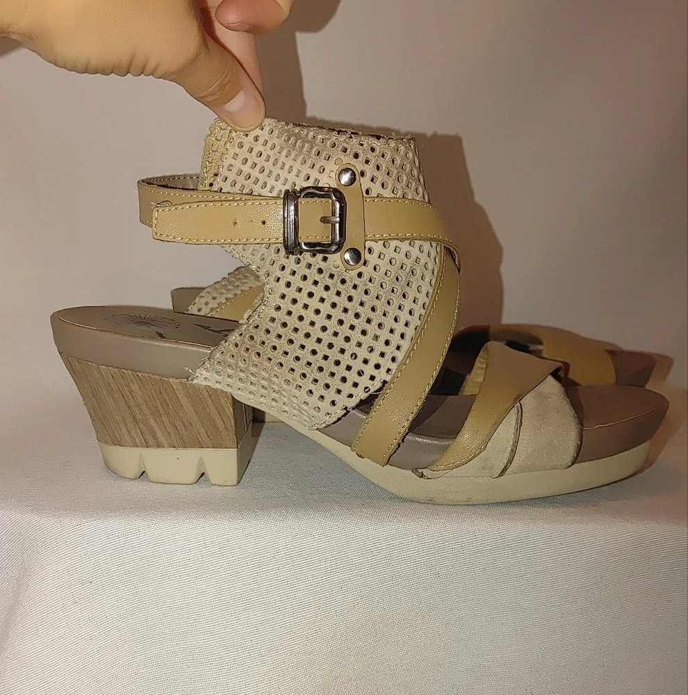 OTBT Take Off Perforated Tan Cream  Leather Chunky Heeled Sandals Comfort Size 8